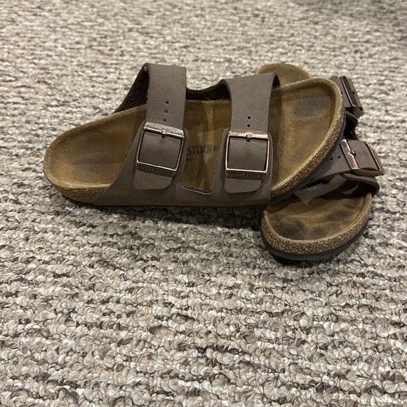 Birkenstocks 
Brown
Girls size 34 equivalent to a US size 4 - Picture 2 of 4